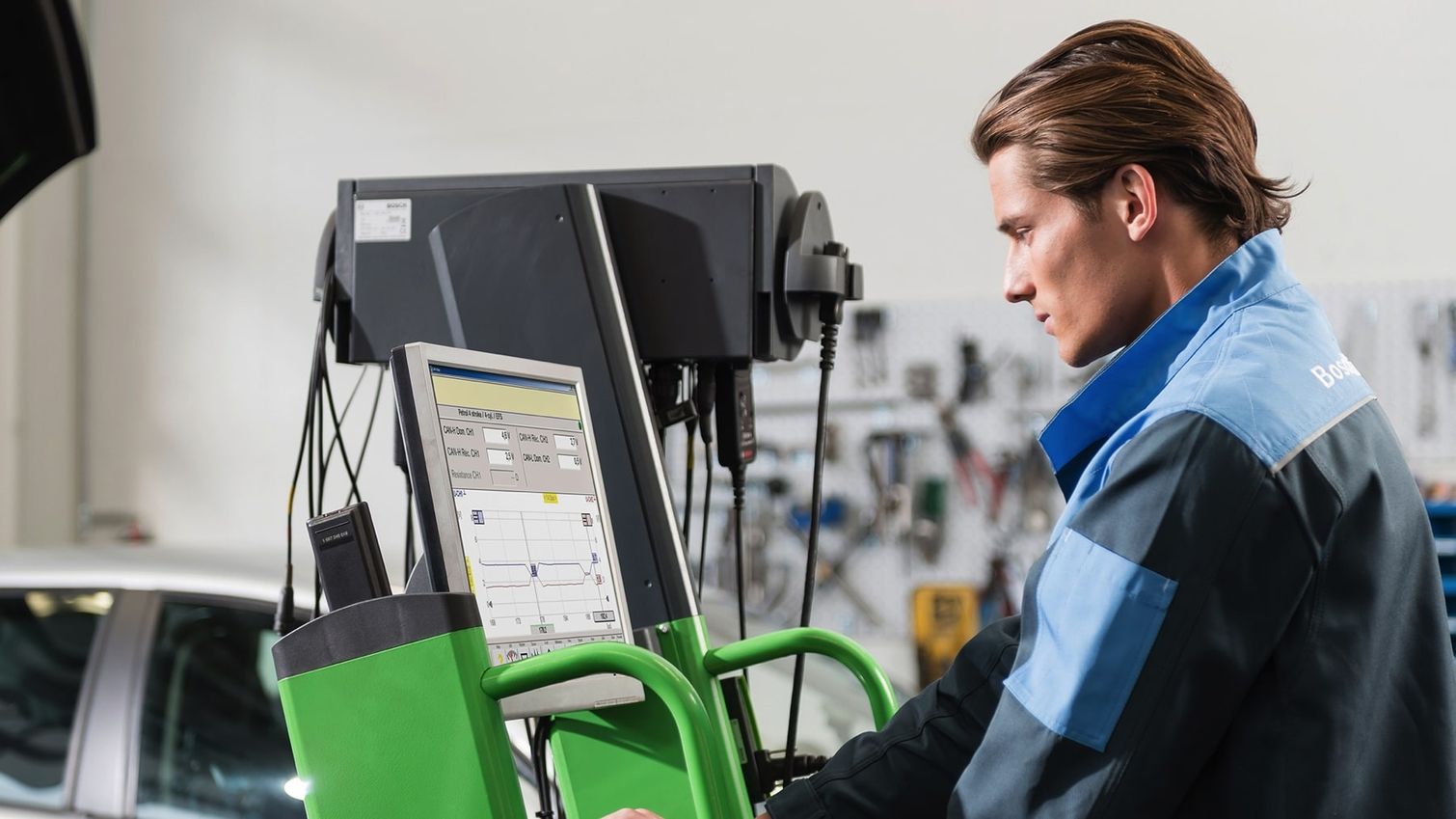 Elektronische Diagnostik eines BOSCH-Mitarbeiters
